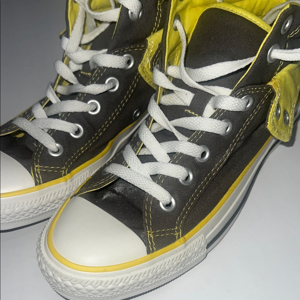 Youth Converse High Tops size 6Y - Picture 3 of 9